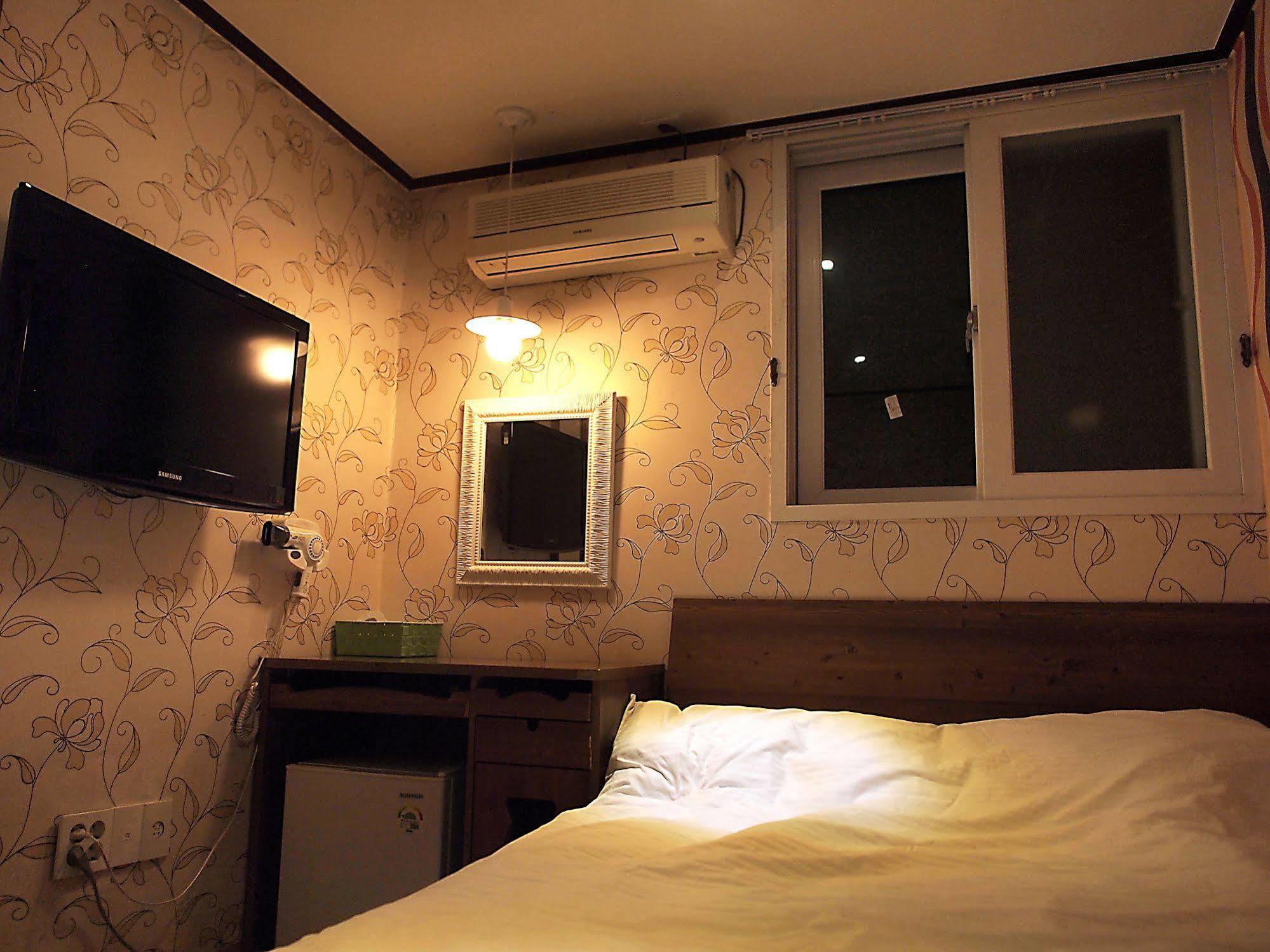 D.H Sinchon Guesthouse Σεούλ Εξωτερικό φωτογραφία