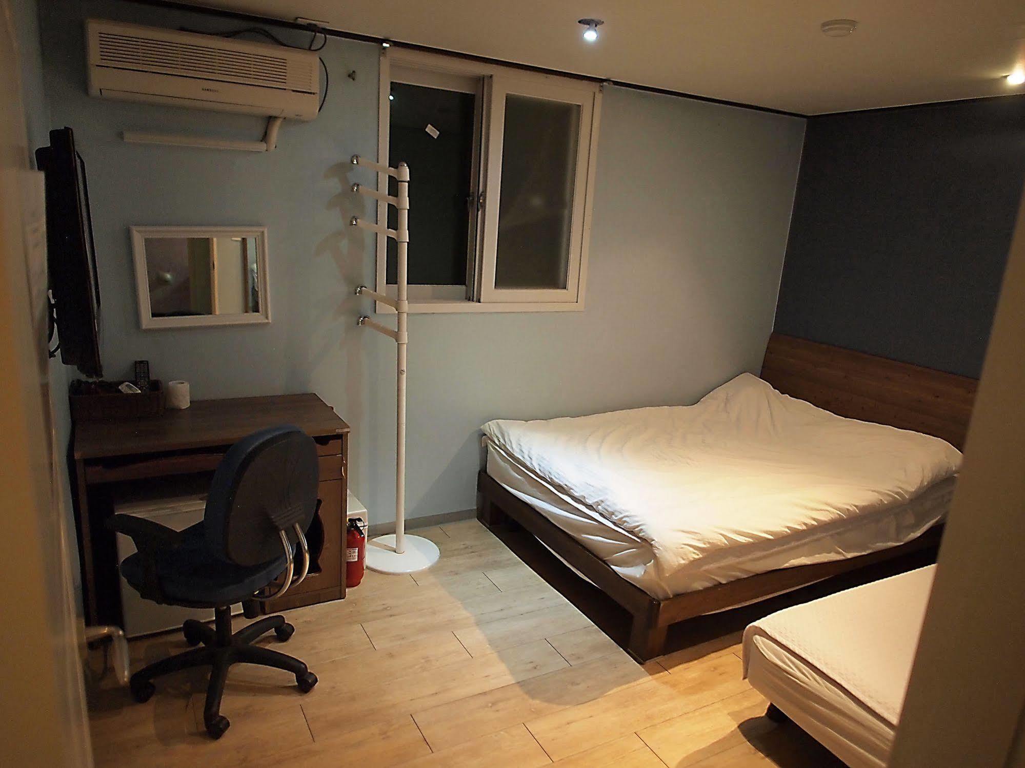 D.H Sinchon Guesthouse Σεούλ Εξωτερικό φωτογραφία