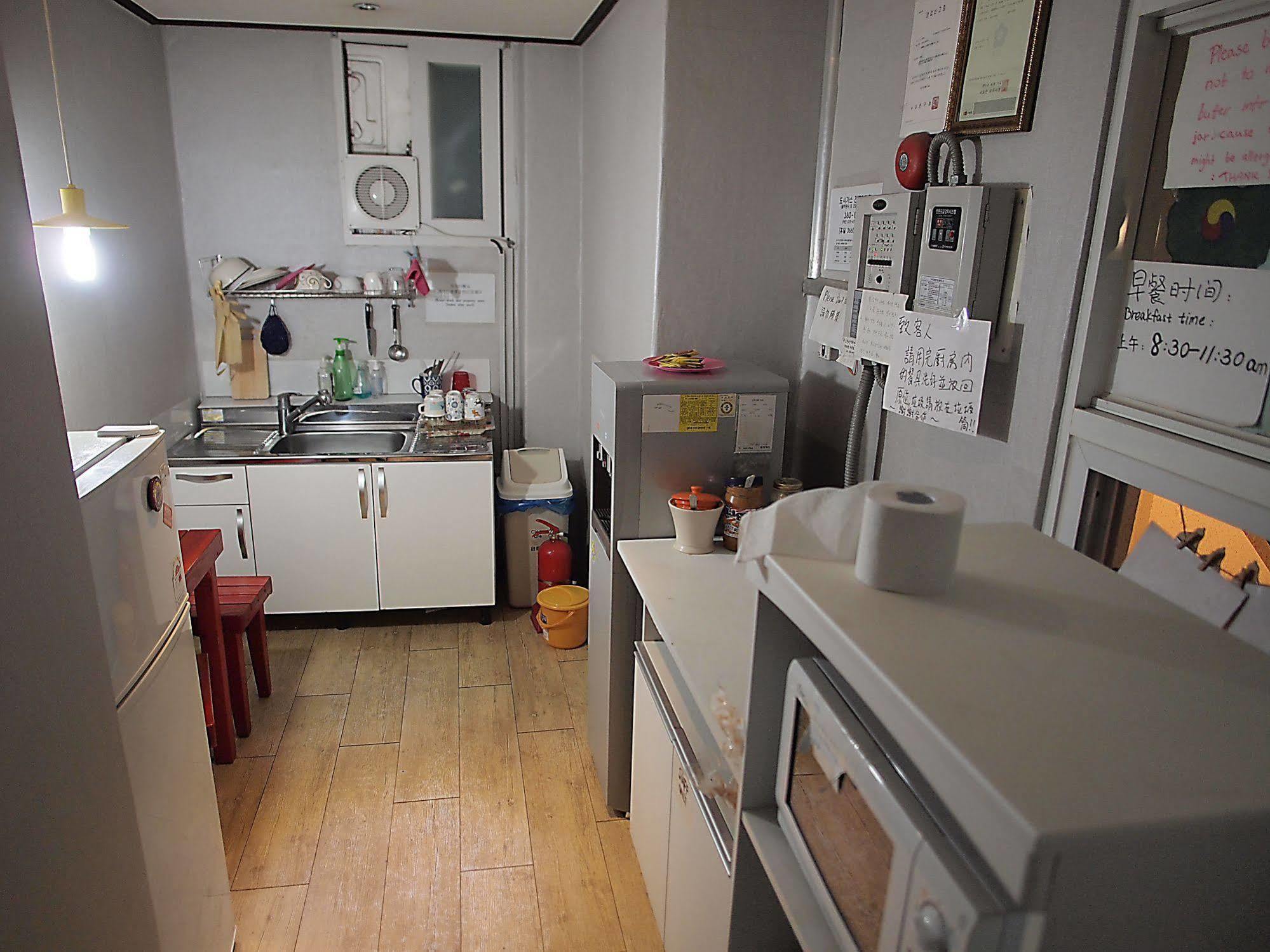D.H Sinchon Guesthouse Σεούλ Εξωτερικό φωτογραφία